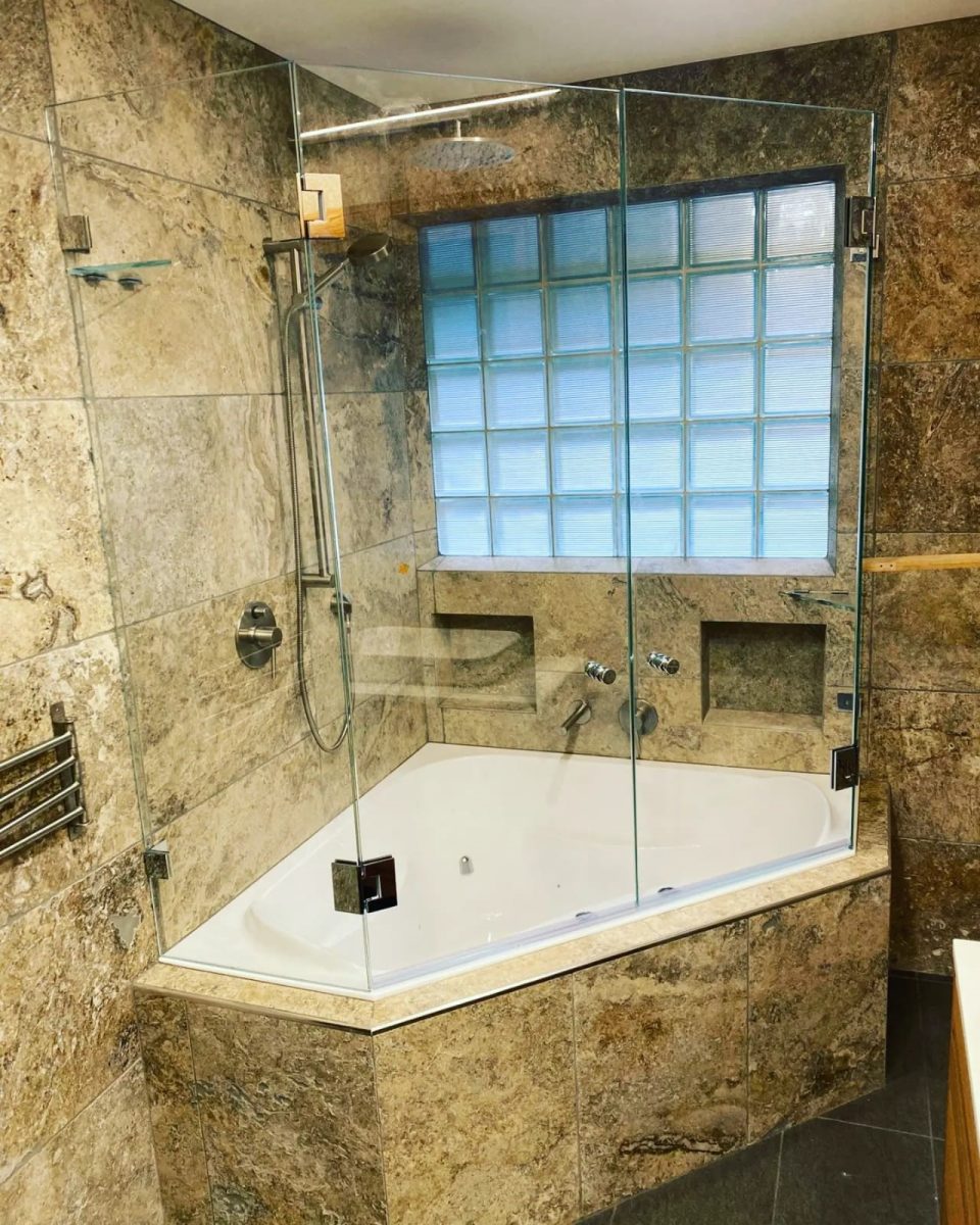 Frameless Bathtub Shower Screen with Pivot Door Cheapest Shower Screens