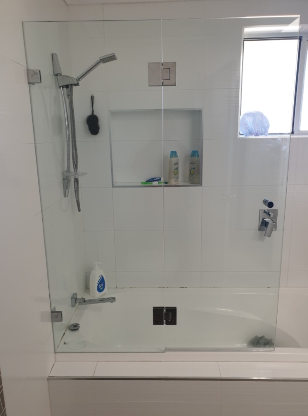 Frameless Bathtub Shower Screen with Pivot Door Cheapest Shower Screens