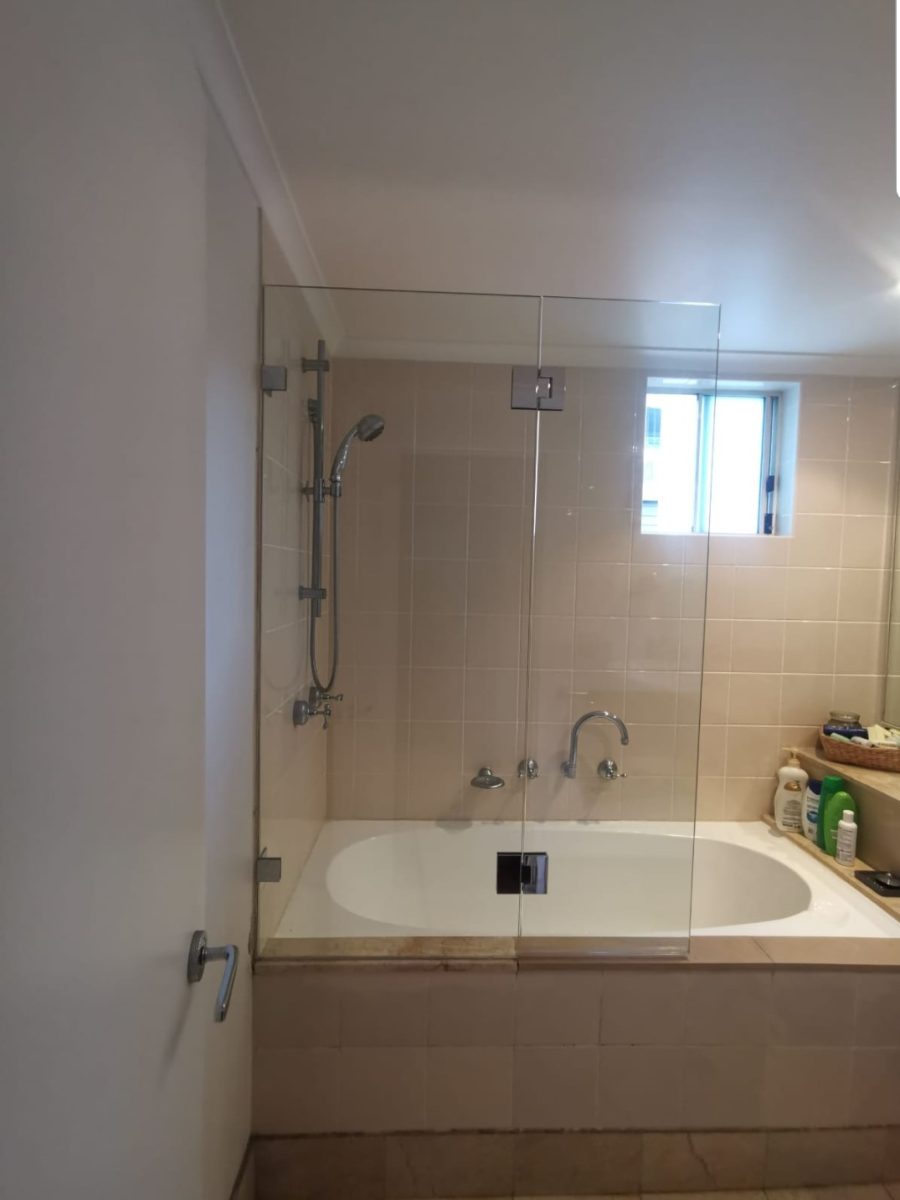 Frameless Bathtub Shower Screen with Pivot Door Cheapest Shower Screens