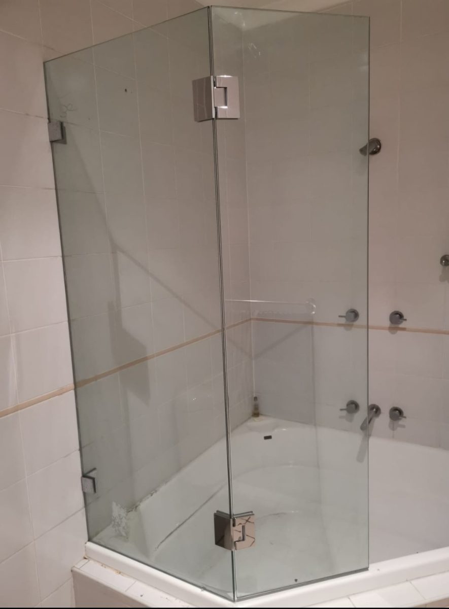 Frameless Bathtub Shower Screen with Pivot Door Cheapest Shower Screens