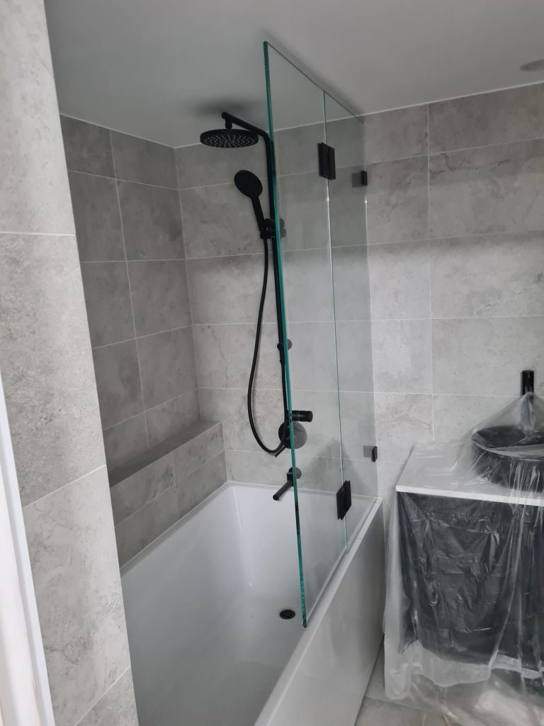 Frameless Bathtub Shower Screen with Pivot Door – Cheapest Shower Screens
