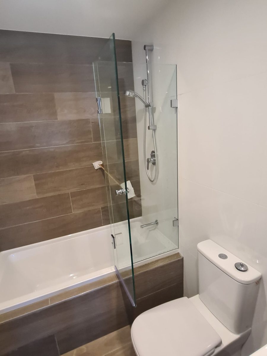 Frameless Bathtub Shower Screen with Pivot Door – Cheapest Shower Screens